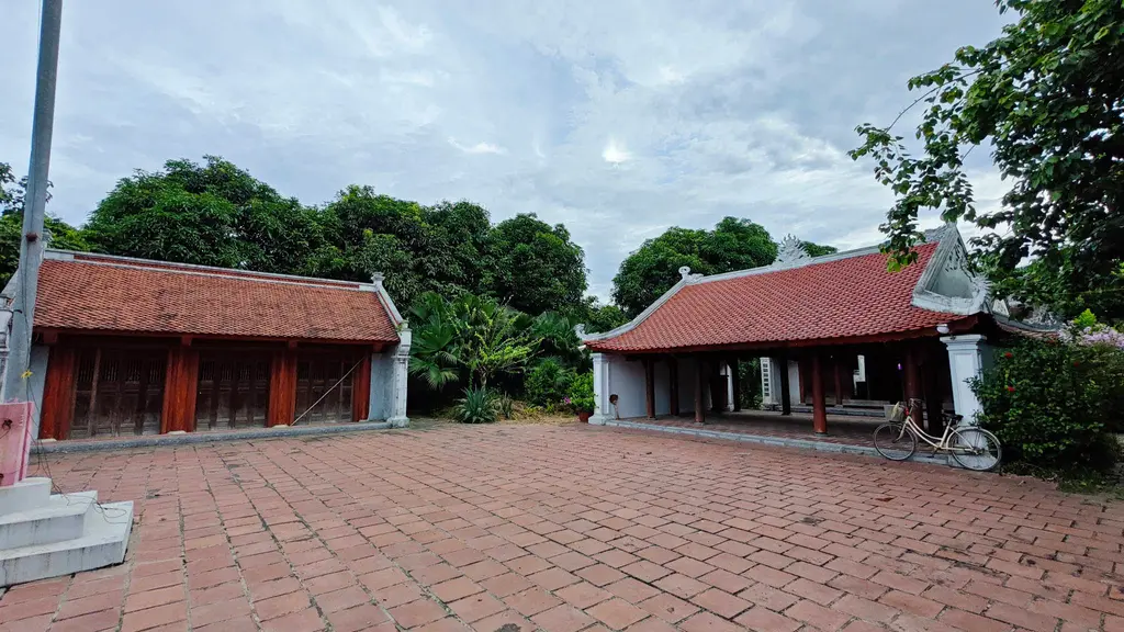 Khuôn viên di tích Nhà Thờ Phan Kính