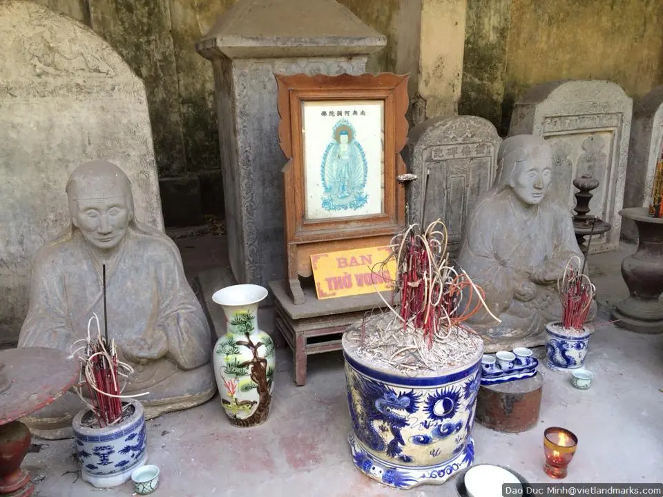 Ban thờ vong tại Đền Yên Thường