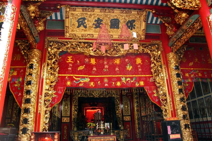 Ban thờ bên trong Chùa Kiến An Cung
