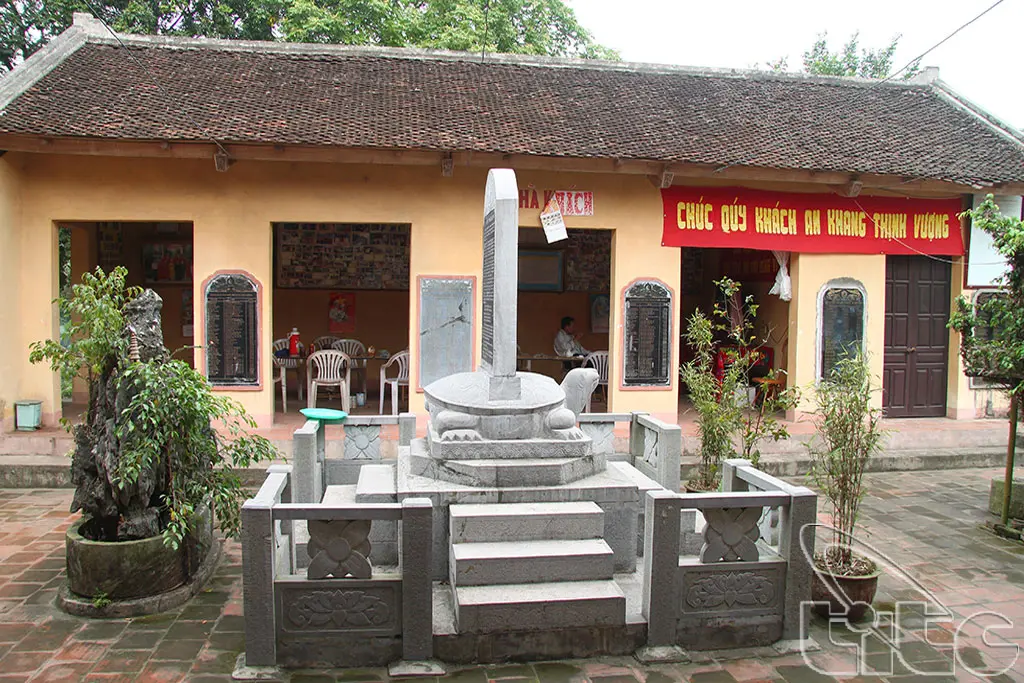 Bia đá tại Đền Ghênh