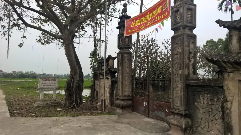 Cổng đình Trung Thịnh ứng hòa