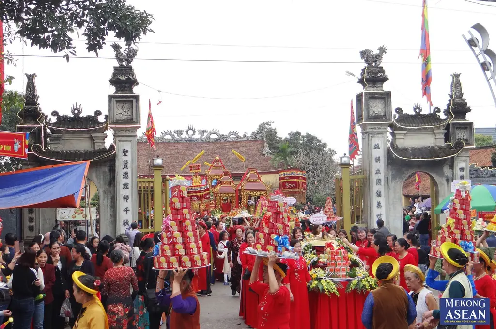 Nghi thức rước thành hoàng làng từ đền Cậy sang chùa Cậy