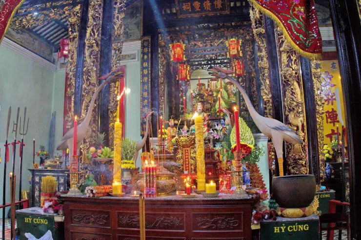 Ban thờ bên trong Đình Châu Phú