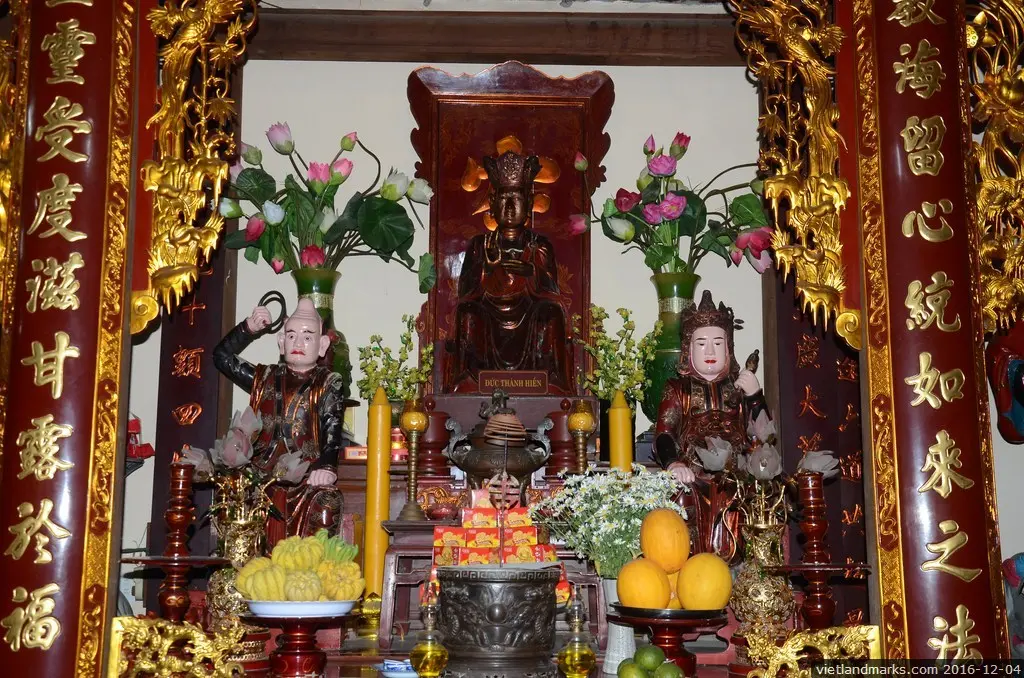 Ban thờ bên trong Chùa Bộc