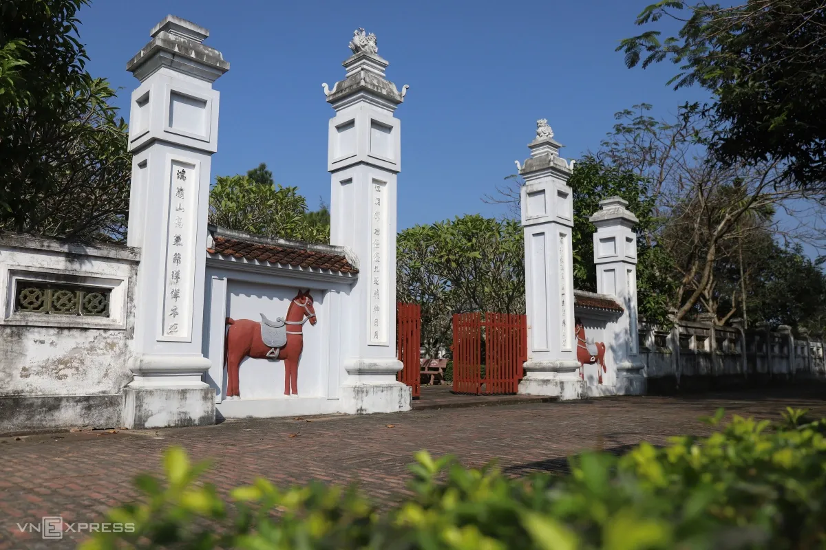 Khuôn viên phía ngoài di tích Nhà Thờ Và Mộ Nguyễn Công Trứ