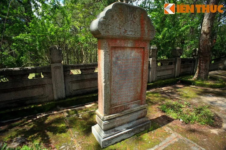 Bia đá trước tiền tế Lăng Nguyễn Hữu Hào