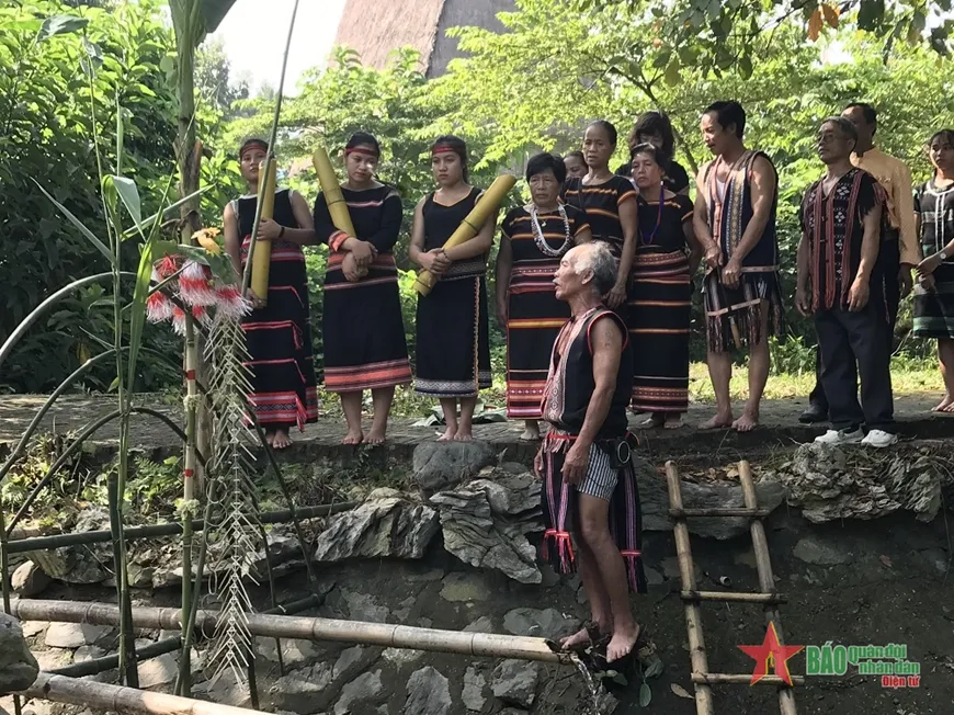 Tái hiện: Làm lễ tại bến nước trong Lễ hội mừng lúa mới dân tộc Xơ Đăng