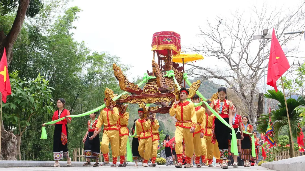 Lễ rước kiệu tại Lễ hội Đền Vạn Cửa Rào