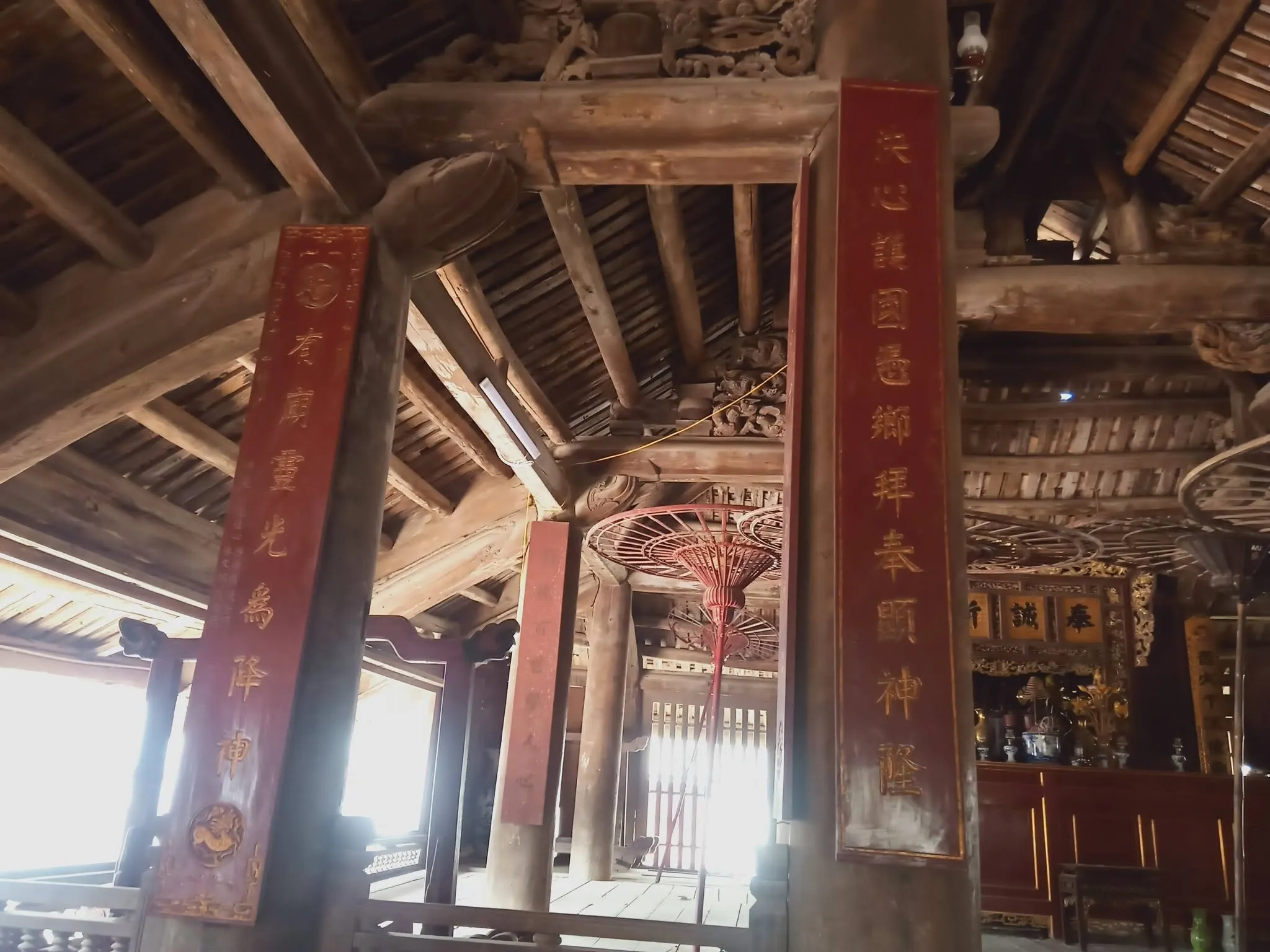 Câu đối trong đình Hữu Bằng