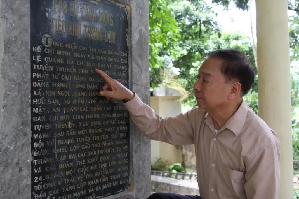 Bảng tên trên di tích Tiểu Khu Trọng Con