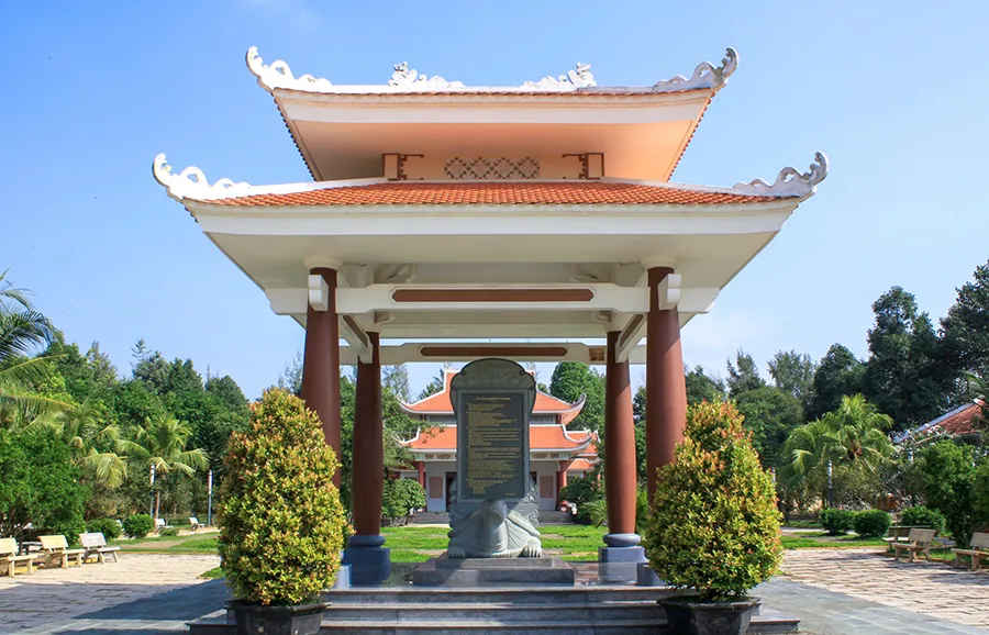 Nhà bia tại Khu lưu niệm Nữ tướng Nguyễn Thị Định