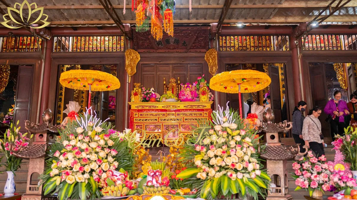 Ban thờ phía trước Đền Sòng Sơn