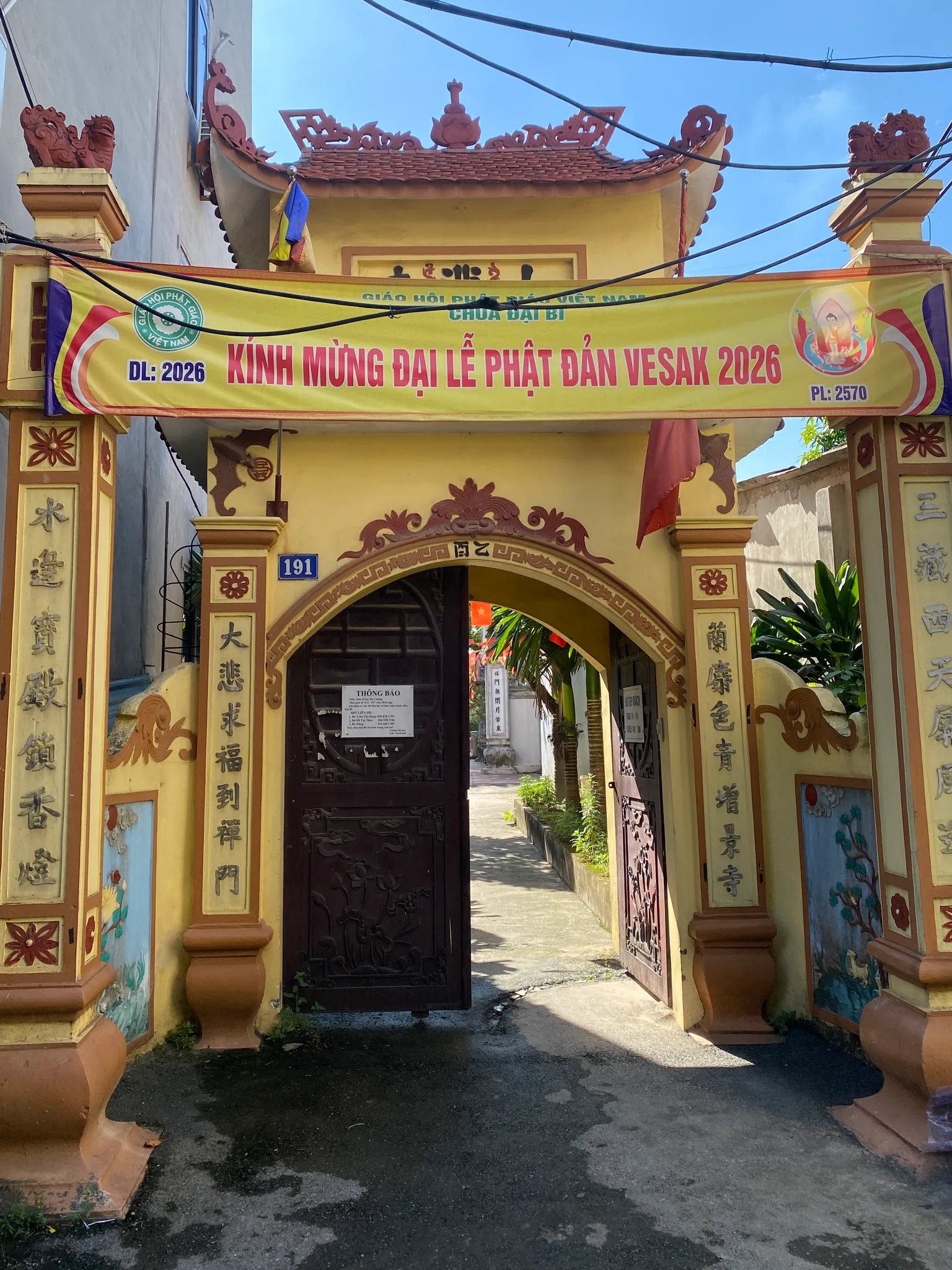 Cổng vào phía ngoài Chùa Đại Bi