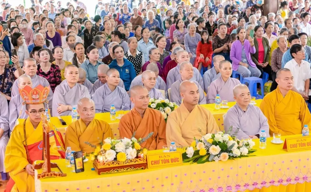 Chư vị tăng ni tại Lễ Hội Rước Nước Chùa phủ Báo Ân