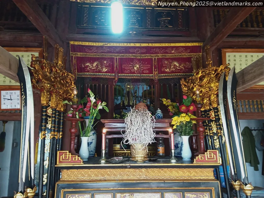 Ban thờ bên trong Quán Bến