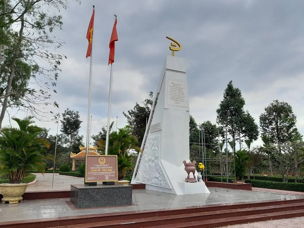 Cảnh quan di tích lịch sử văn hóa Phú Riềng Đỏ