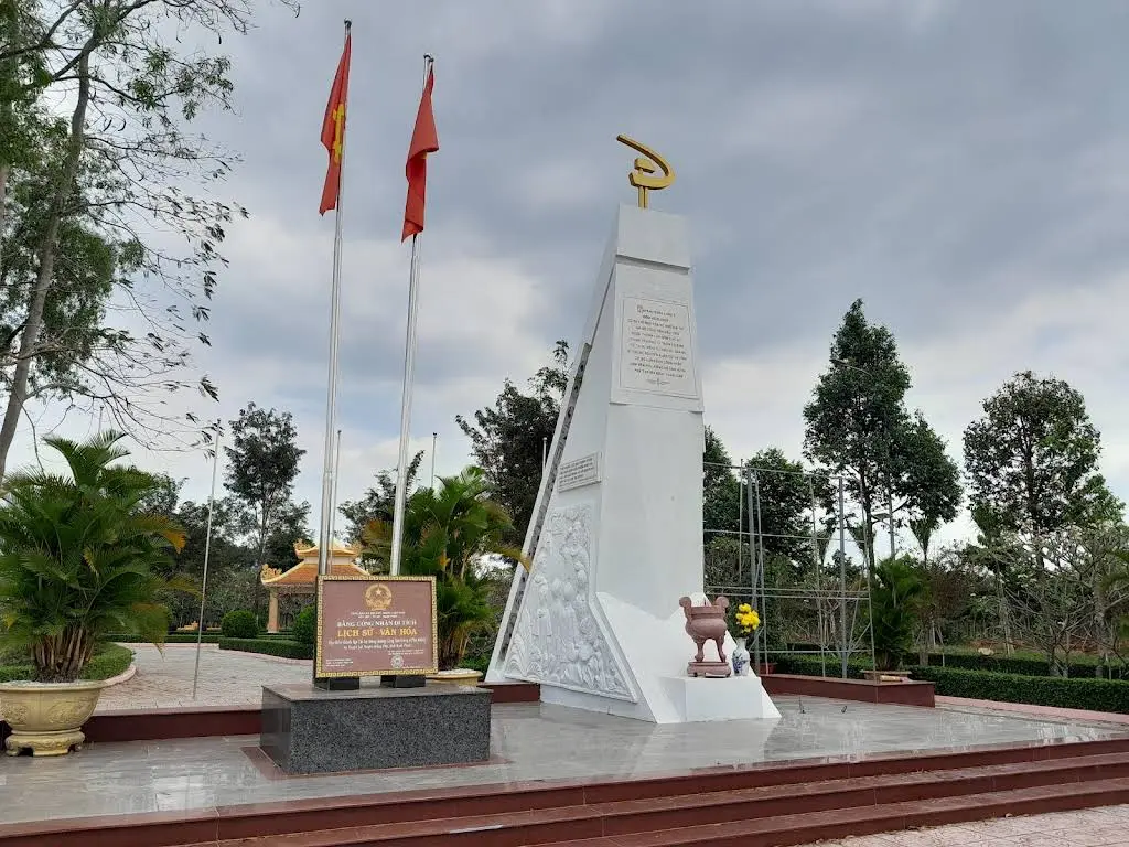 Cảnh quan di tích lịch sử văn hóa Phú Riềng Đỏ