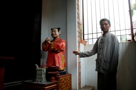 Đôi phỗng Chăm được đặt 2 bên trước lối vào hậu cung của Đình Nhật Tảo
