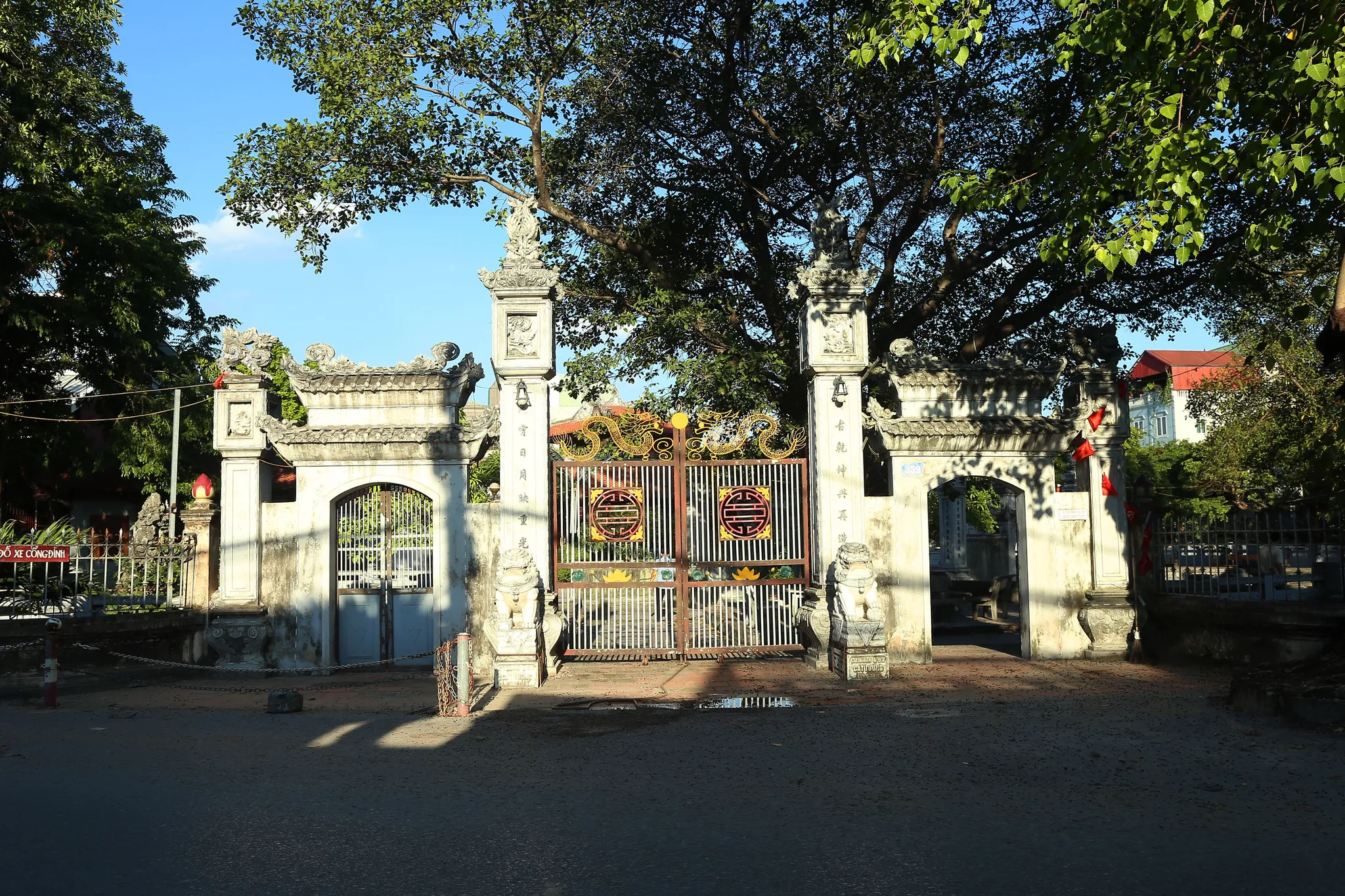 Cổng đình Ngọc Mạch