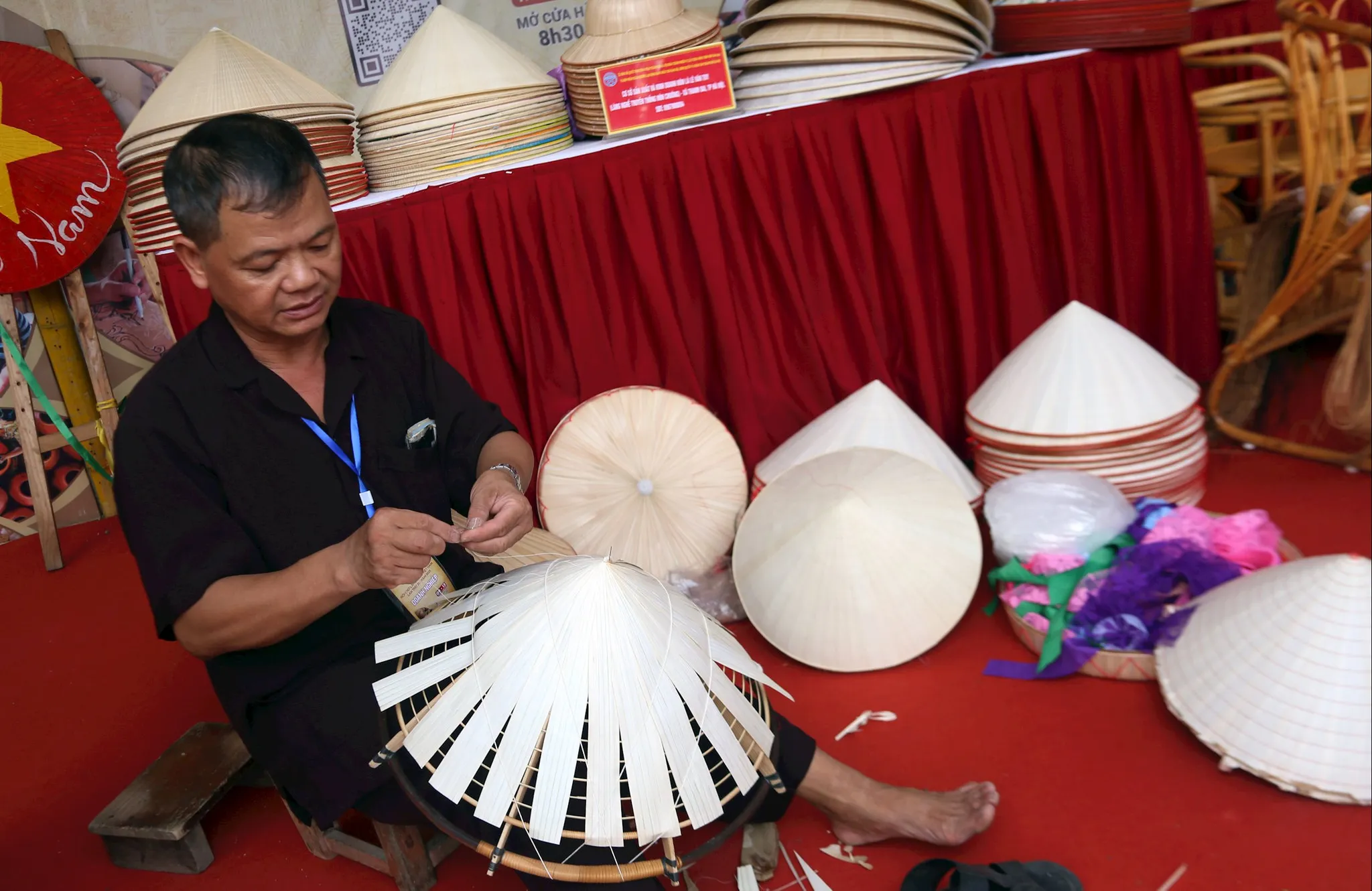 Nghệ nhân Lê Văn Tuy thoăn thoắt đan nón