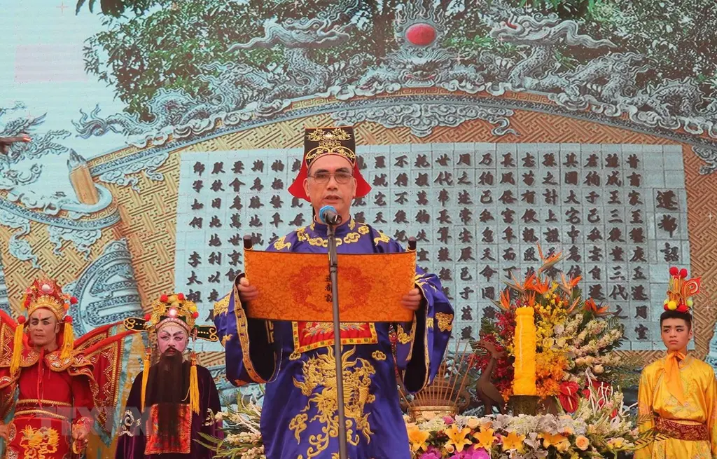 Đọc Chiếu dời đô tại Hội Đền Đô