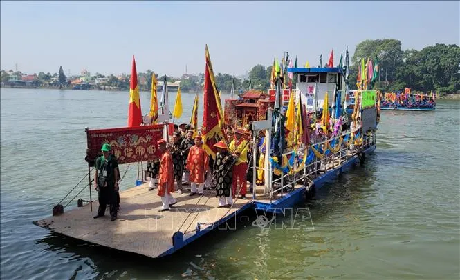 Lễ nghinh thần bằng đường thủy trên sông Đồng Nai tại Lễ hội Chùa Ông