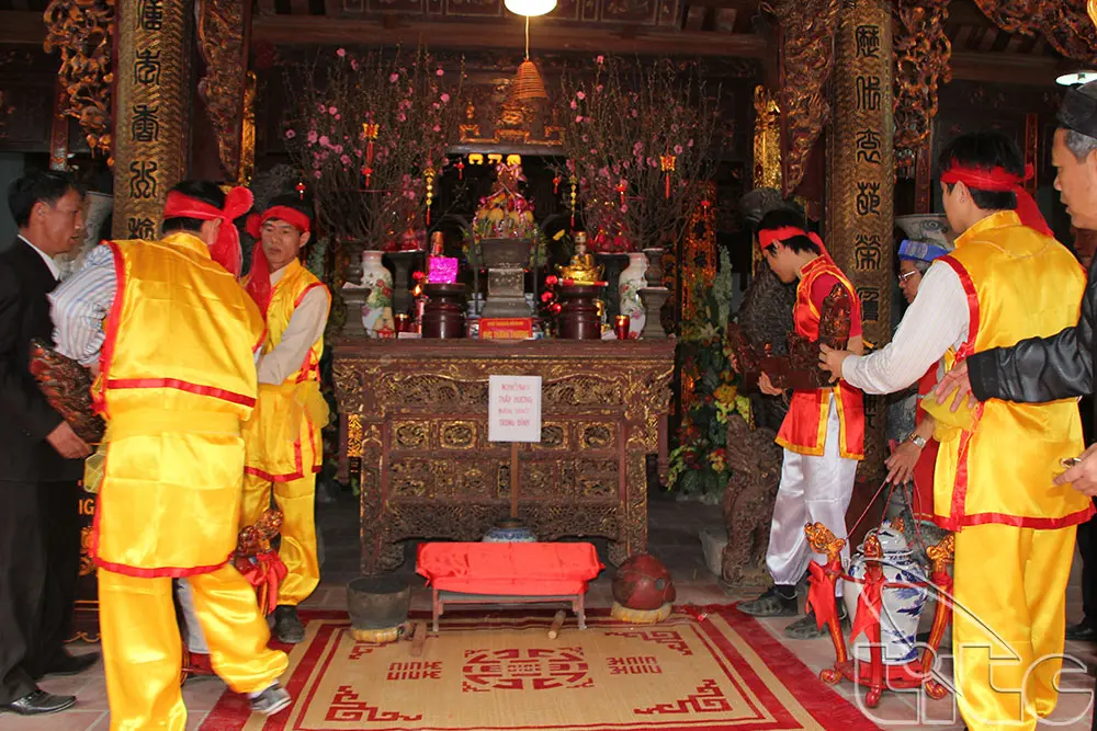 Bên trong Đình Phú Gia