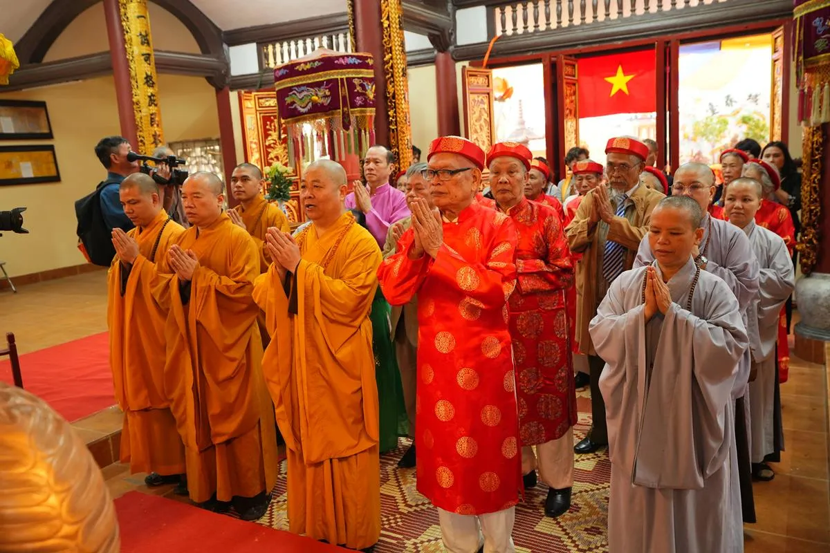Lễ dâng hương tại Lễ hội đình làng Yên Phú