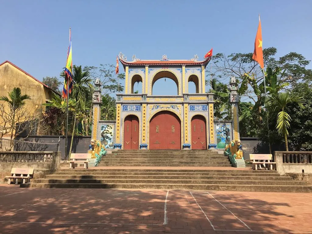 Cảnh quan bên ngoài cổng Chùa Am Soi