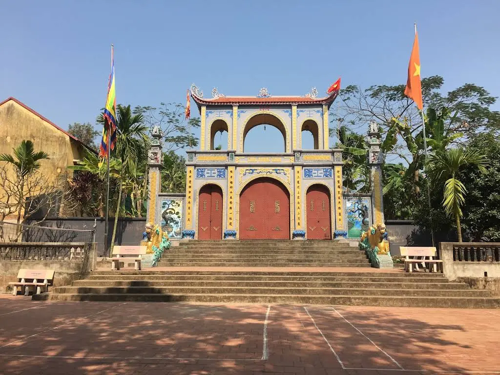 Cảnh quan bên ngoài cổng Chùa Am Soi