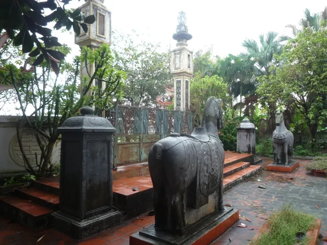 Không gian bên trong sân đình làng Châu Khê
