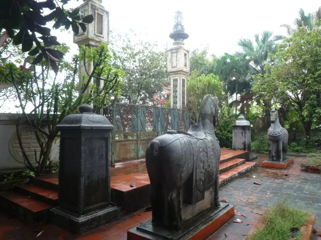 Không gian bên trong sân đình làng Châu Khê