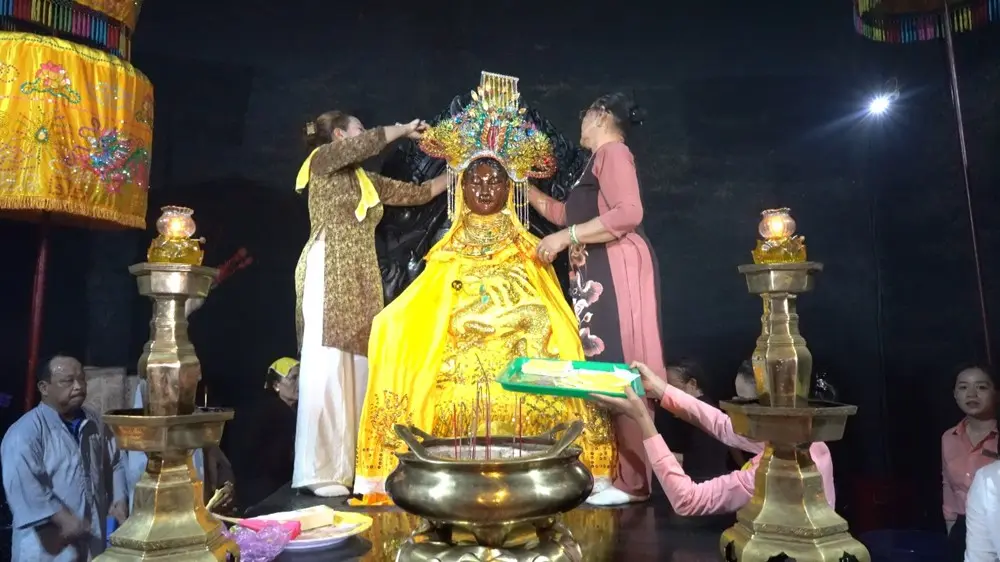 Lễ Thay y tại Lễ hội Tháp Bà Ponagar