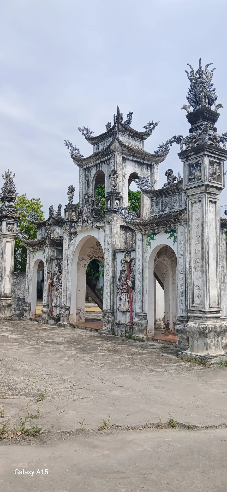 Cổng chùa làng Phương Bản (Hoa Nghiêm Tự) dưới góc nhìn bên trái cổng