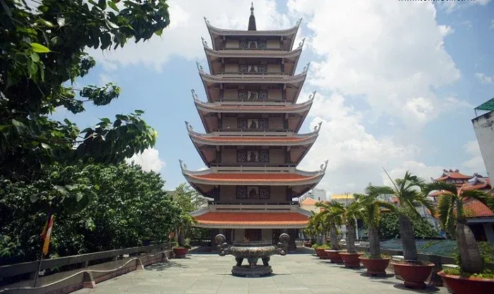 Tháp Quan Thế Âm tại Chùa Vĩnh Nghiêm