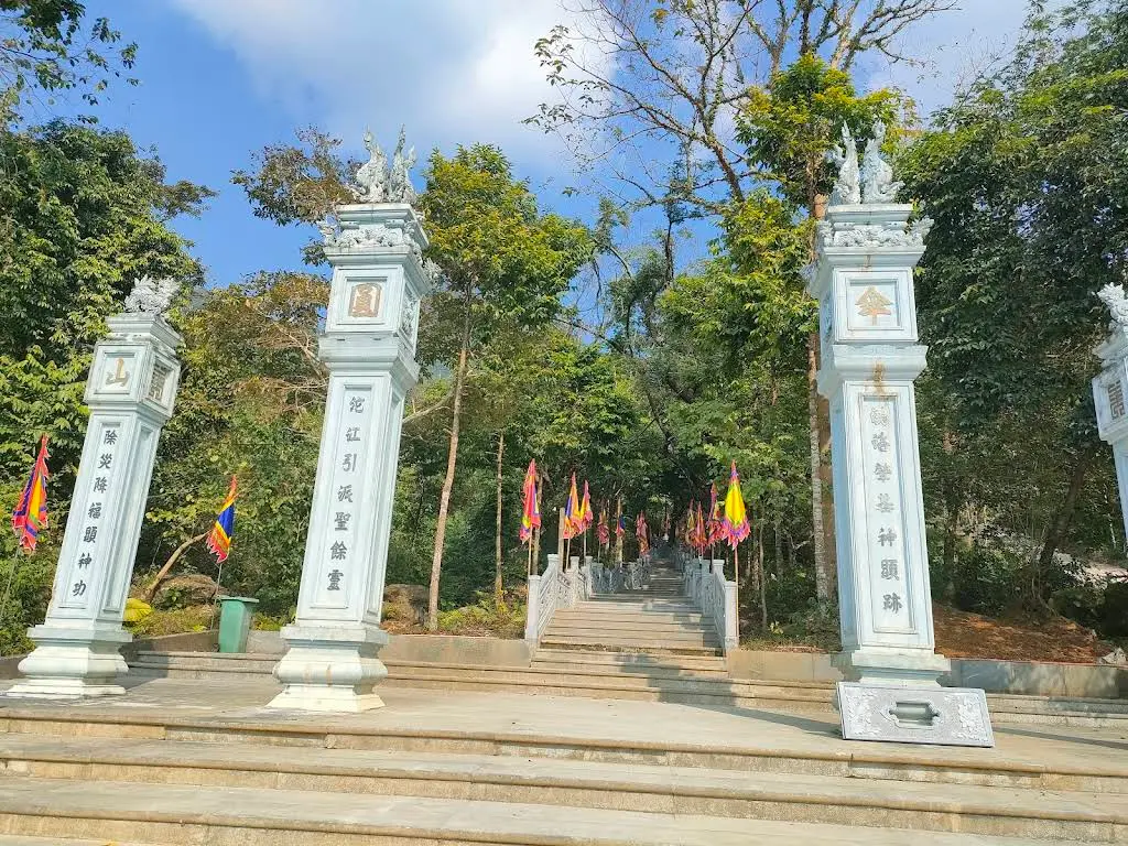 Cảnh quan di tích Đền Trung
