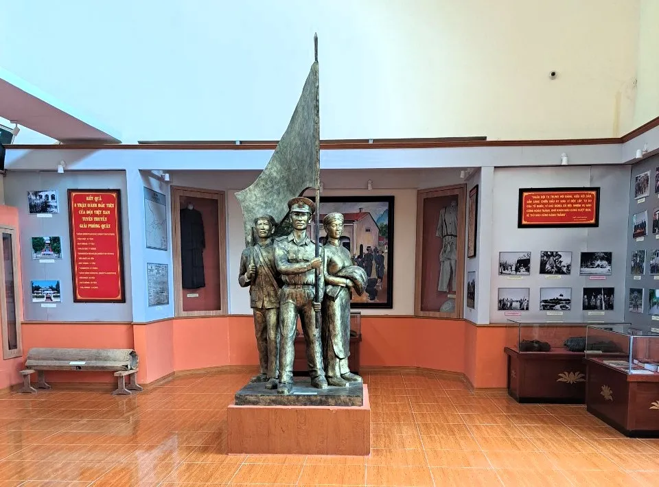 Bên trong Nơi Thành Lập Đội Việt Nam Tuyên Truyền Giải Phóng Quân Ngày 22/12/1944 Tại Rừng Trần Hưng Đạo