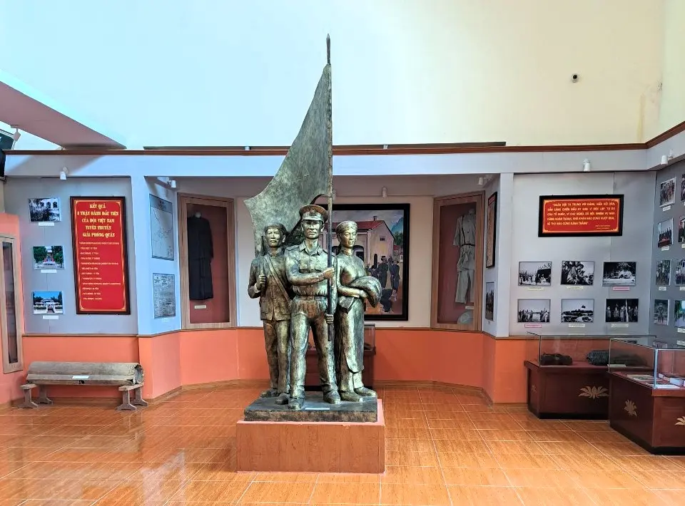 Bên trong Nơi Thành Lập Đội Việt Nam Tuyên Truyền Giải Phóng Quân Ngày 22/12/1944 Tại Rừng Trần Hưng Đạo