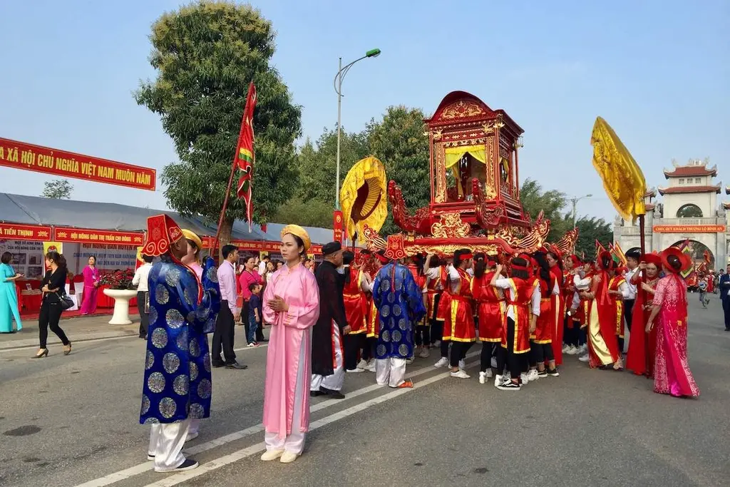 Đoàn rước kiệu tại Hội đền Hai Bà Trưng