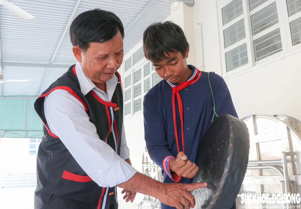 NNƯT Tà Thía Banh tận tình hướng dẫn học sinh đánh Mã La