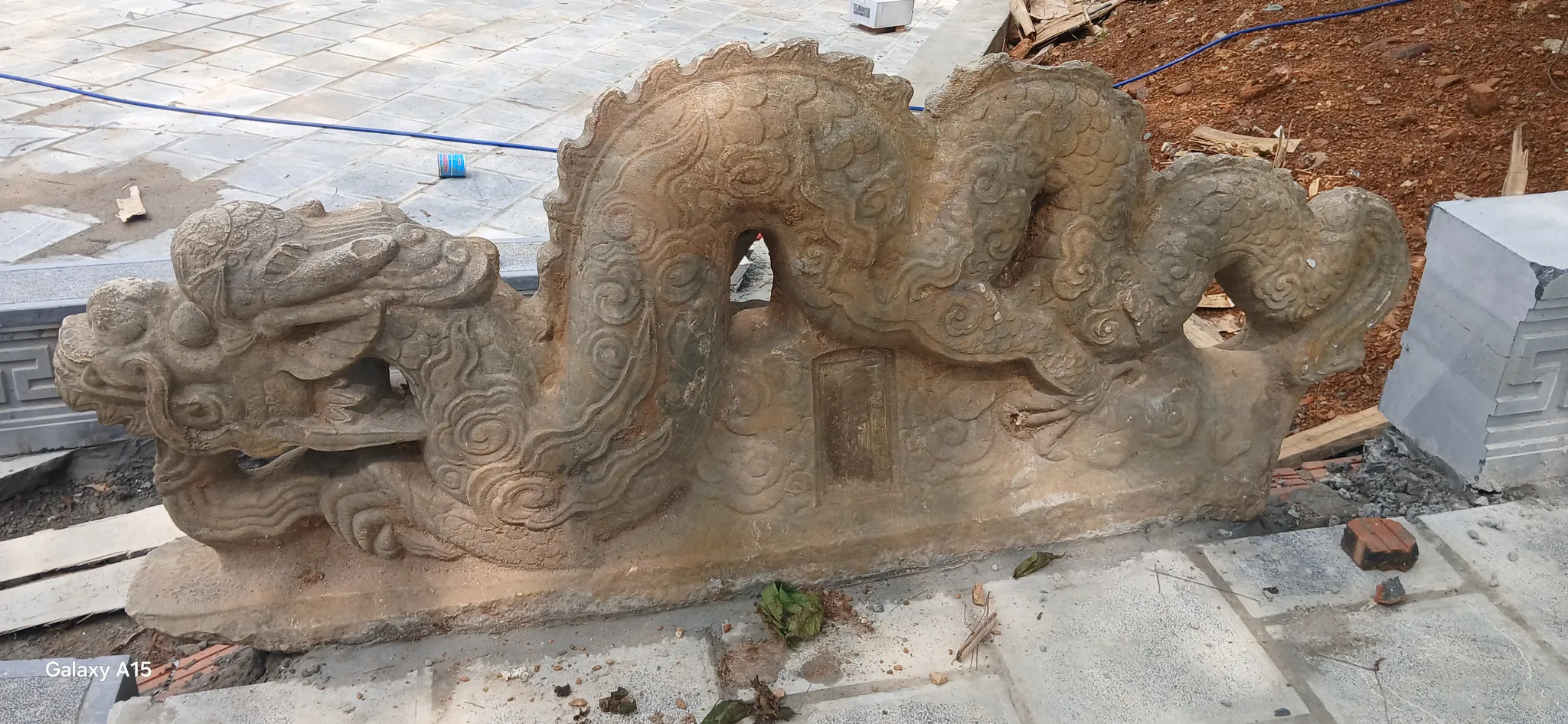 Rồng đá bên hữu lối lên chùa Trăm Gian