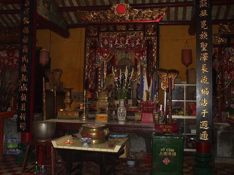Bên trong Chùa Ông Bắc