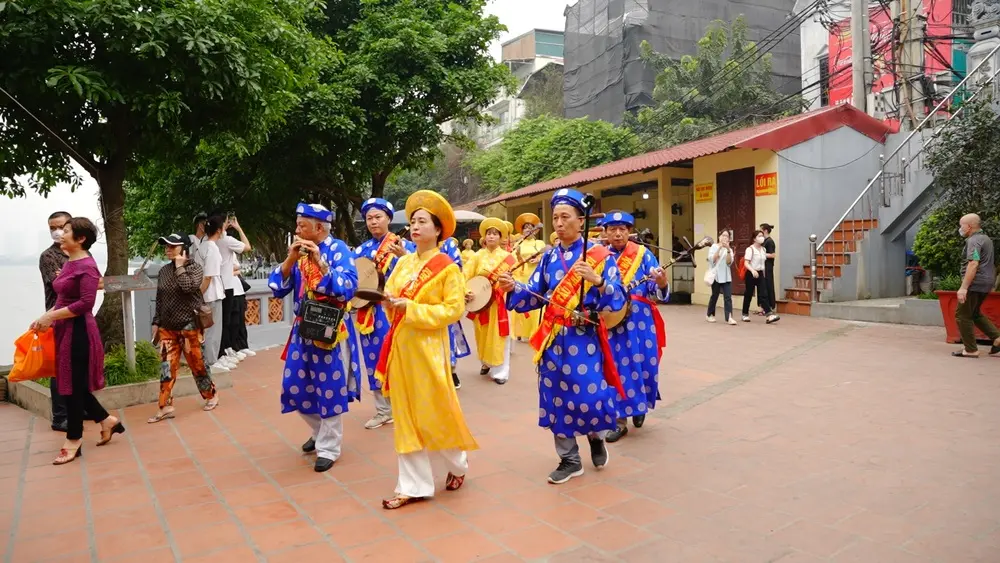 Không khí Hội đình Tứ Liên