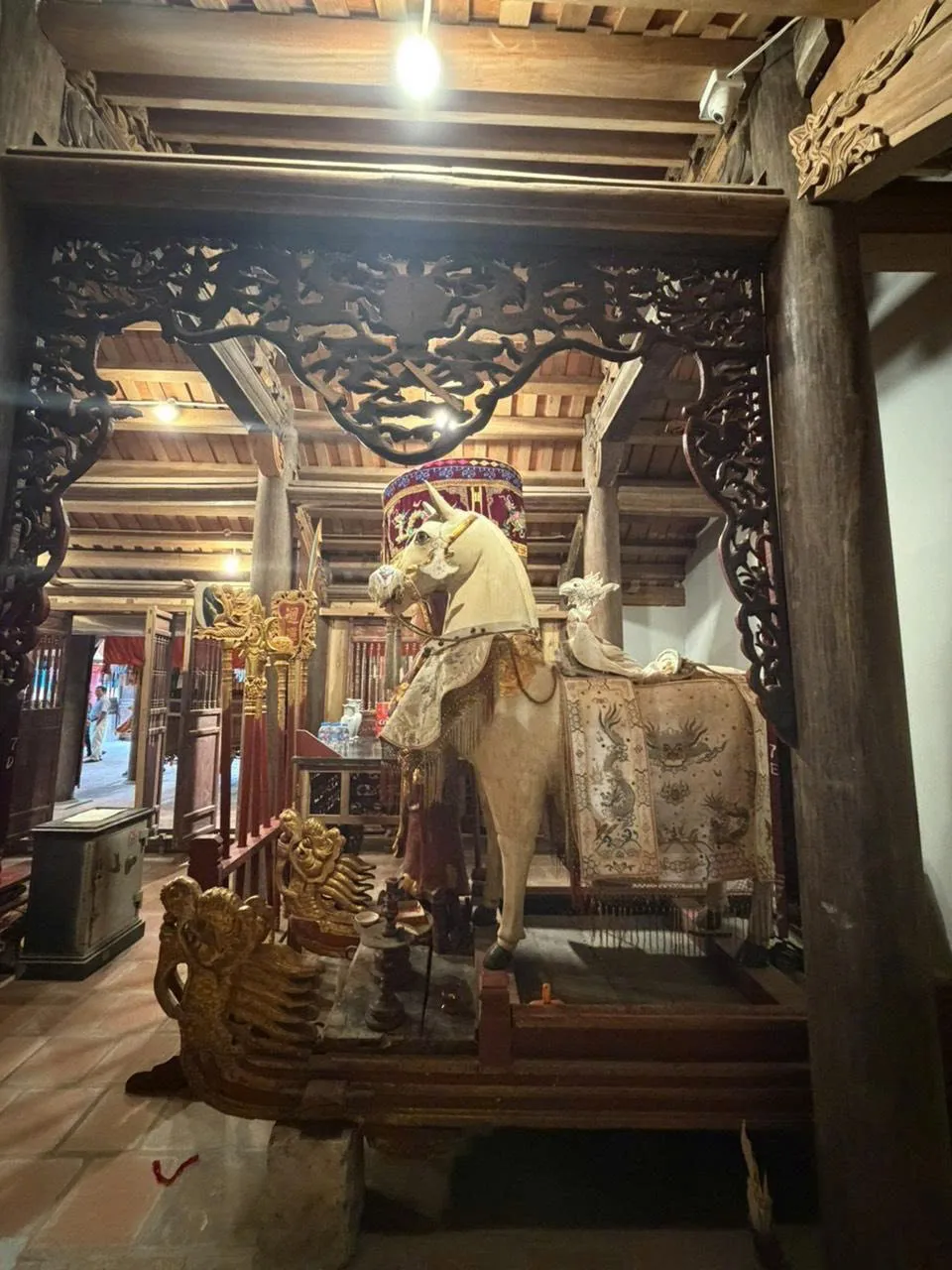 Tượng Ngựa bạch trong đền Thanh Nhàn