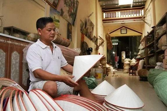 Nghệ nhân Lê Văn Tuy bên sản phẩm của mình