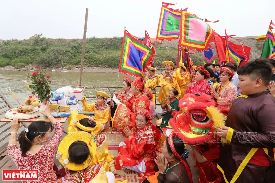 Đoàn rước làm lễ trên thuyền ra giữa sống lấy nước tại Hội làng Thổ Khối