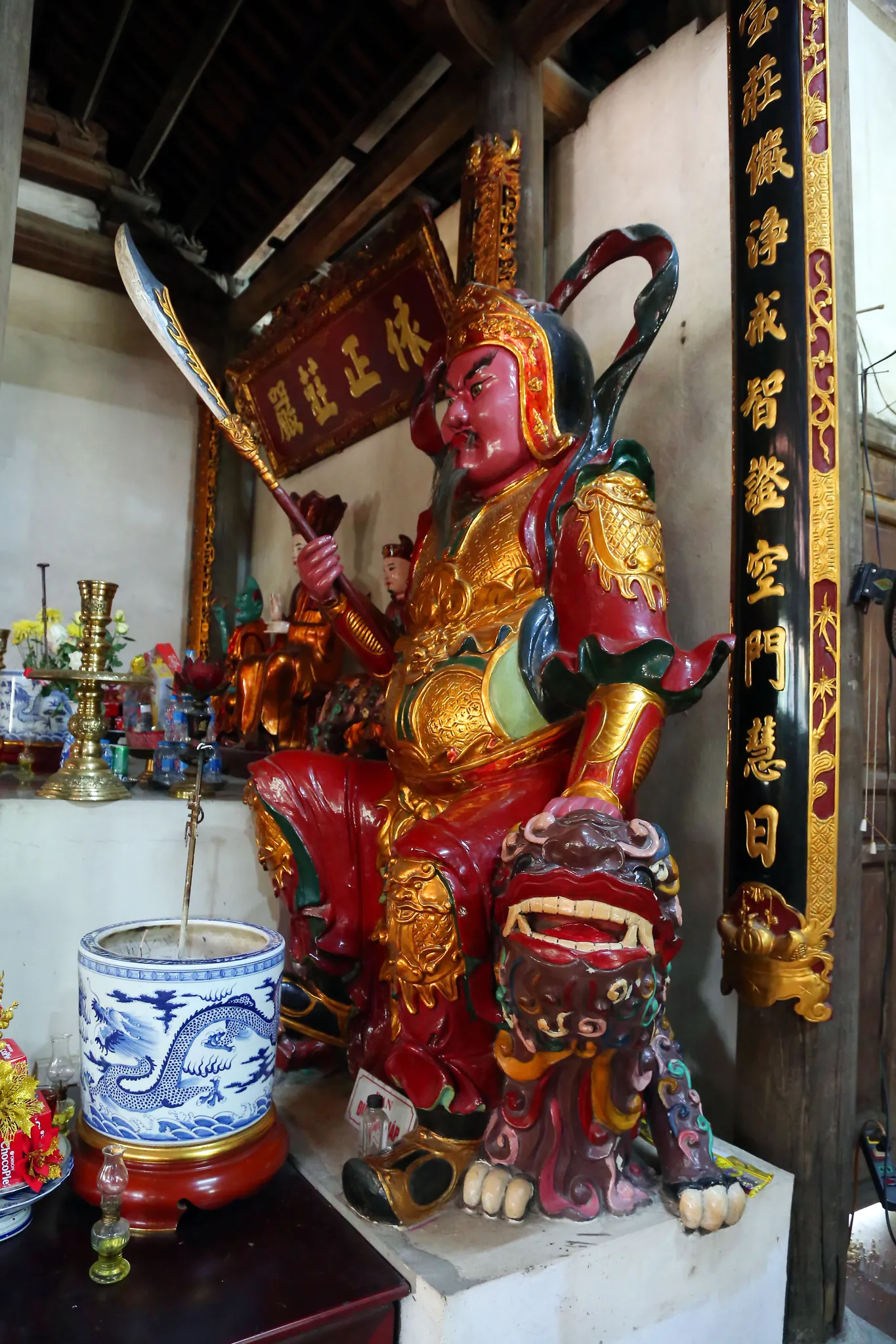 Tượng hộ pháp trong chùa Thanh Lâm