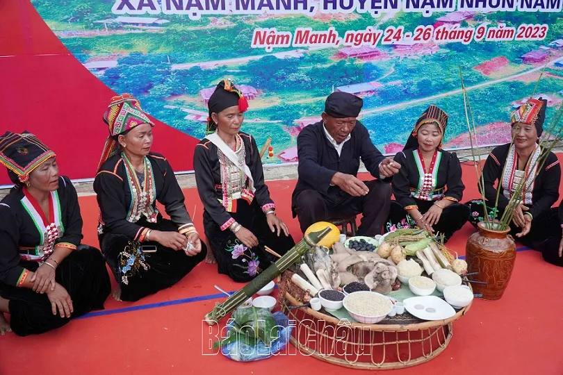 Thầy cúng và người dân bản thực hiện nghi thức “gọi hồn lúa” trong Lễ hội ăn lúa mới dân tộc Khơ Mú