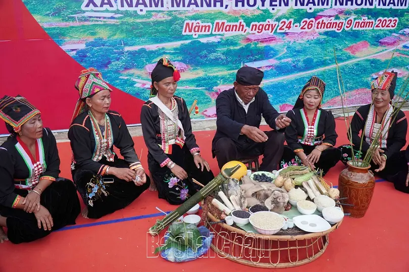 Thầy cúng và người dân bản thực hiện nghi thức “gọi hồn lúa” trong Lễ hội ăn lúa mới dân tộc Khơ Mú