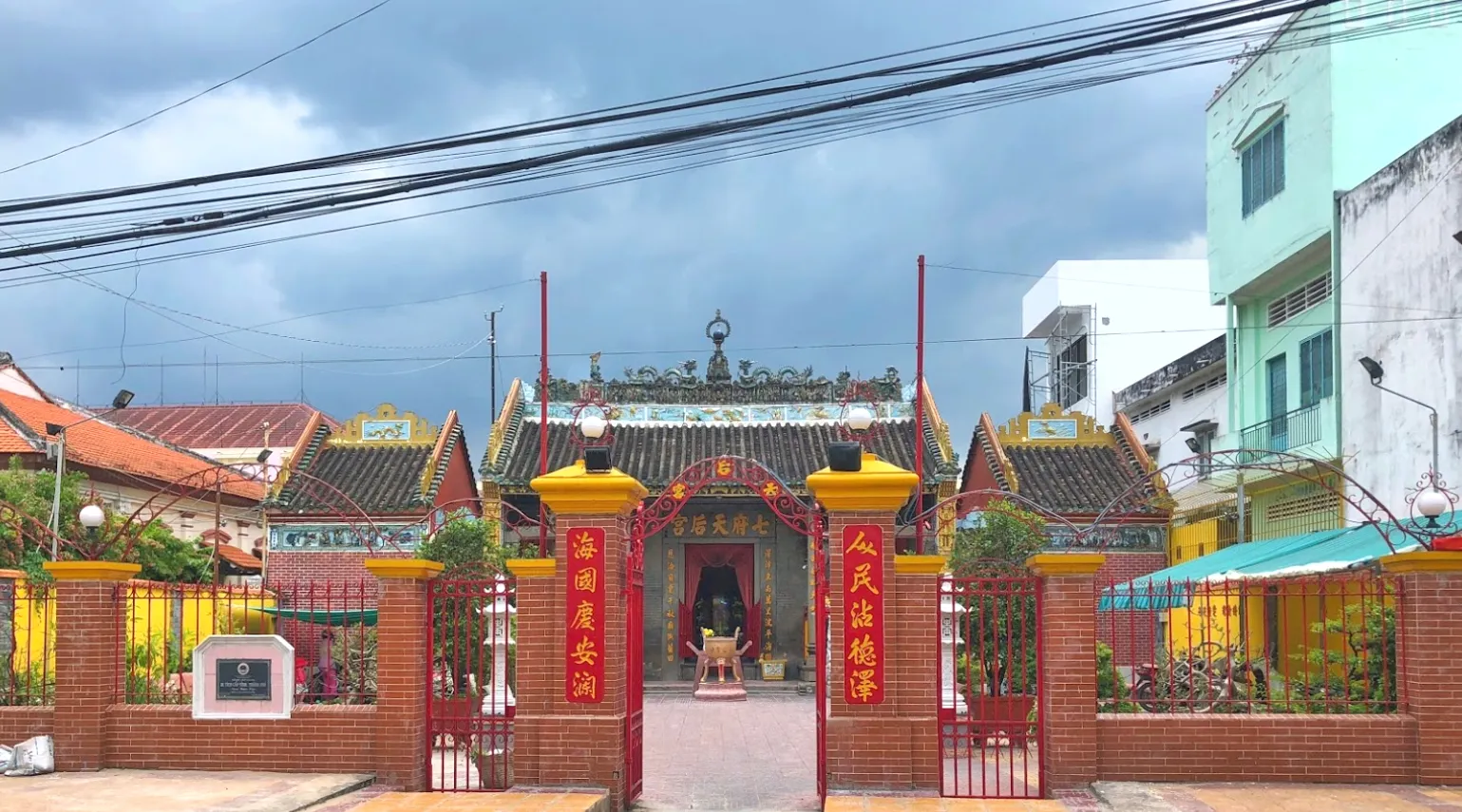 Cổng Chùa Bà Thiên Hậu